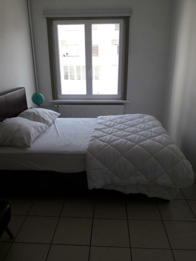 2 Slaapkamer Appartement Op De Zeedijk Van Oostende. Esterno foto